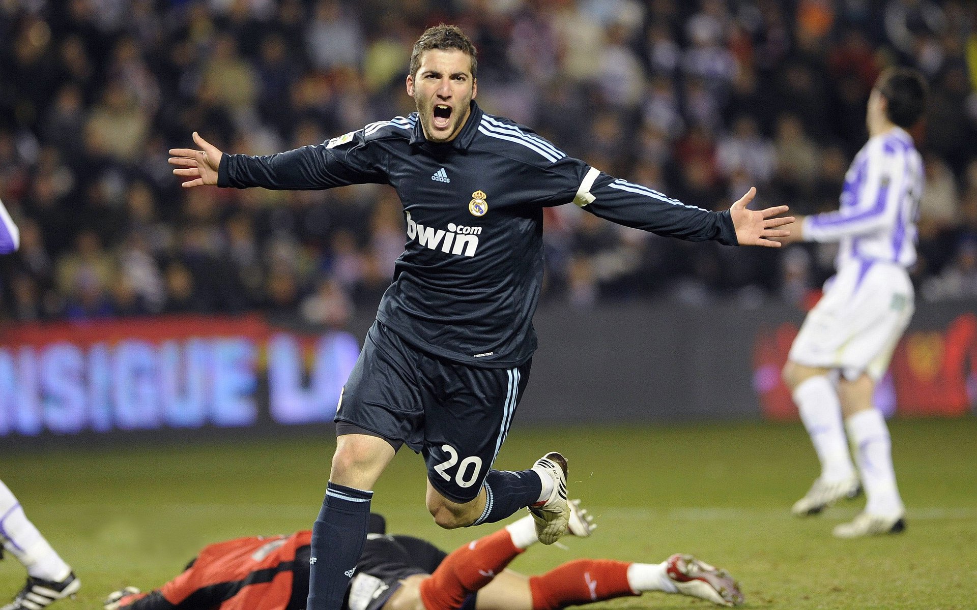 欧冠小组赛：拜仁双中卫同场破门 轰垮对手高空防线